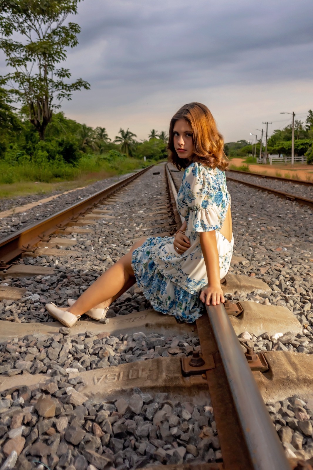 Antonella sentada sobre las vías del tren
